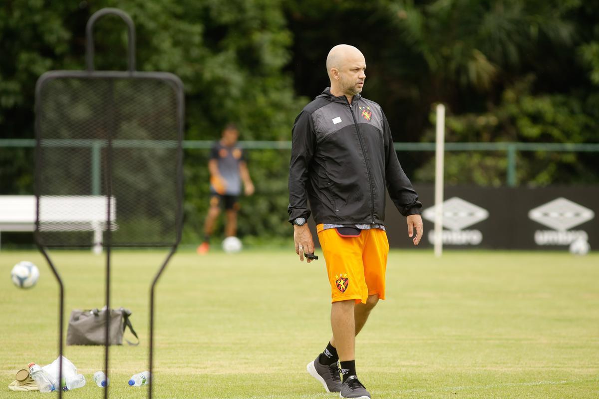 No primeiro trabalho, houve um treinamento tático, que exigia troca de passes e triangulações dos jogadores, com o elenco dividido em grupos de três atletas cada. Em seguida, os jogadores foram divididos em dois grupos no mesmo campo para o trabalho específico por setores de defesa e ataque. De um lado, os zagueiros, laterais e volantes participaram de um treino tático de posicionamento com o auxiliar Daniel Cerqueira. Do outro, os meias e atacantes fizeram um trabalho específico de passe e finalização sob o comando do técnico Daniel Paulista.