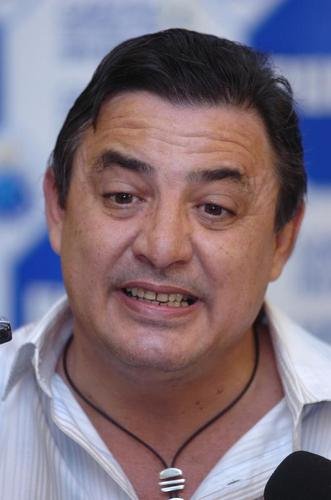 Zez Perrella (1995-2002) - presidente do Cruzeiro por trs mandatos seguidos, ganhou ttulos importantes, como Libertadores de 1997 e Copa do Brasil de 2000, mas tambm a fama de 'mercantilista', por sempre negociar os principais jogadores do clube. De trajetria controversa, ficou marcado por criar uma dinastia, elegendo seu irmo Alvimar de Oliveira Costa aps a sada do cargo e retornando ao clube em 2009, quando fez gesto questionvel at 2011. Ainda  lembrado por ter utilizado o clube como trampolim poltico - Zez foi deputado federal (1999 a 2003); deputado estadual (2007 a 2011) e senador (2011 a 2019). 
