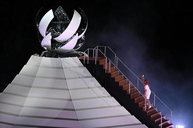Acendimento da pira olmpica na cerimnia de abertura dos Jogos de Tquio