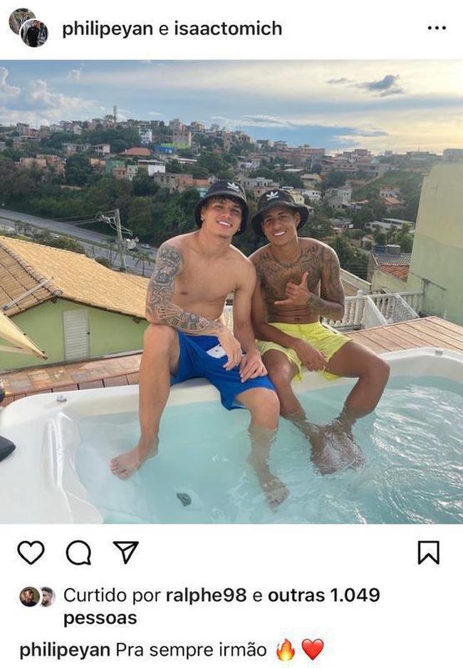 Meia-atacante Yan Philipe com Isaac Tomich, jogador da base do Atltico, no fim das frias.