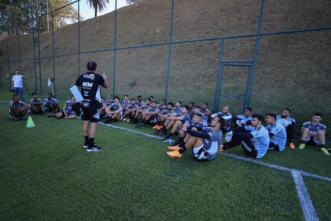 Nesta tera-feira (26), Cuca foi apresentado como treinador do Atltico - pela terceira vez na carreira. Primeiro, foi saudado pelo diretor de futebol Rodrigo Caetano e concedeu entrevista coletiva na sala de imprensa da Cidade do Galo. Depois, comandou o primeiro treino com o elenco no CT, j pensando no confronto contra o Internacional, pelo Campeonato Brasileiro.