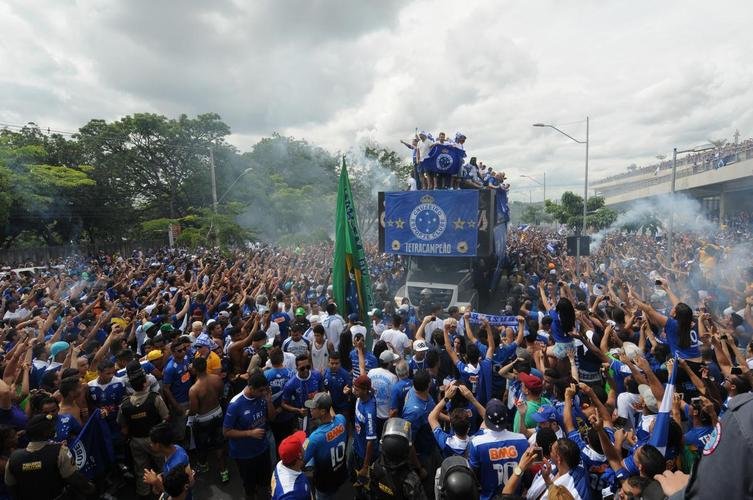 Antes do jogo com o Fluminense, em 7 de dezembro de 2014, jogadores do Cruzeiro desfilaram em carro aberto entre a Toca da Raposa II e o Mineiro, onde receberiam a taa de tetracampeo brasileiro. Uma multido azul tomou conta da Pampulha e festejou o quarto ttulo da Srie A. No jogo das faixas, a Raposa venceu o Tricolor por 2 a 1.