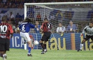 Depois de receber passe de Ruy, Sor�n chutou de bico para o gol...