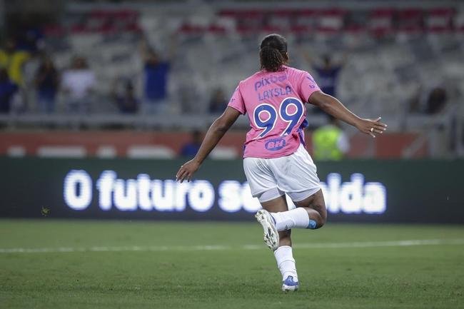 Em preliminar de Cruzeiro x Ituano pela Srie B, o time feminino da Raposa, conhecido como Cabulosas, goleou o Araguari por 8 a 0 pela terceira rodada do Campeonato Mineiro Feminino. Equipe cruzeirense estreou o uniforme rosa, confeccionado pela Adidas em homenagem  campanha Outubro Rosa, de conscientizao contra o cncer de mama