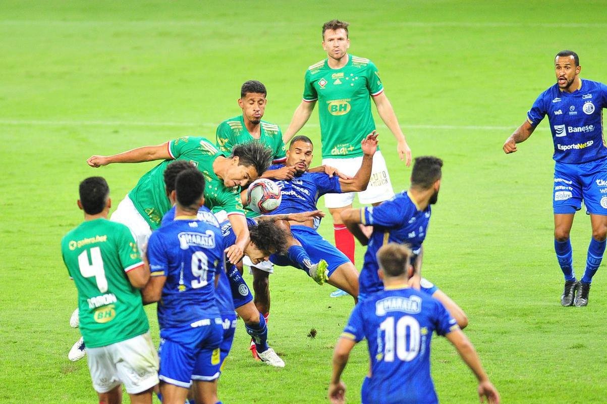 Fotos do jogo entre Cruzeiro e Confiana pela Srie B. Jogo  em Belo Horizonte marcou a volta da torcida cruzeirense ao Mineiro aps meses de ausncia devido  pandemia da COVID-19