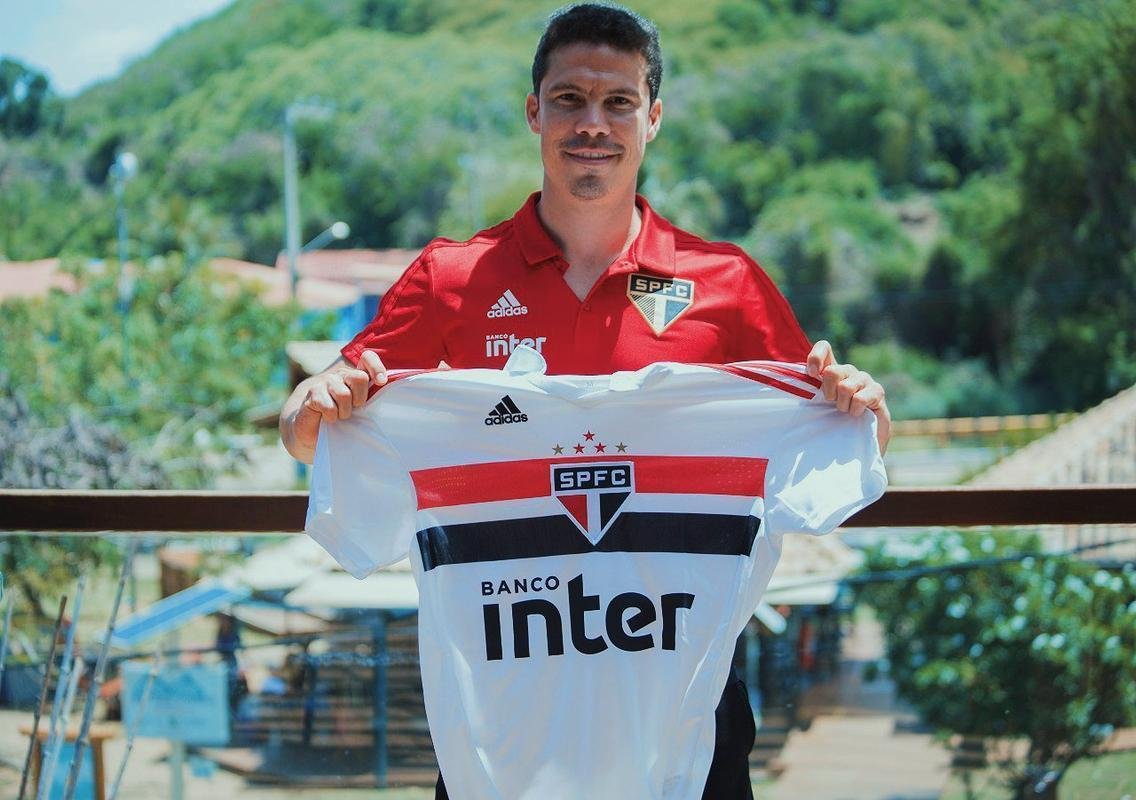 O meia Hernanes, que estava no futebol chins, acertou sua volta ao So Paulo e assinou por trs anos
