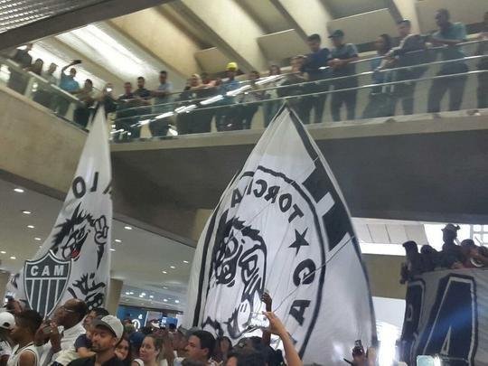 Jogadores do Atlético chegam e são abraçados por torcedores no Aeroporto de Confins