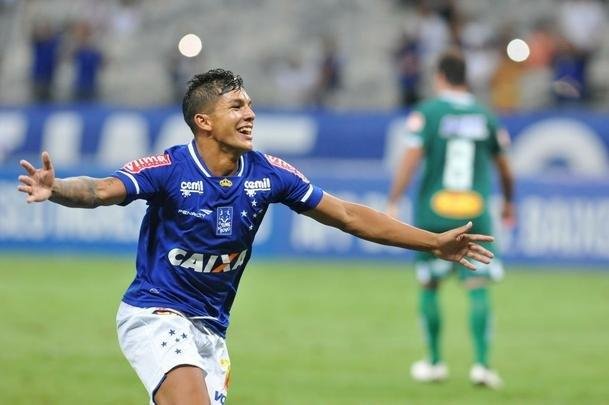 Lucas Romero marcou, de pnalti, seu primeiro gol com a camisa do Cruzeiro