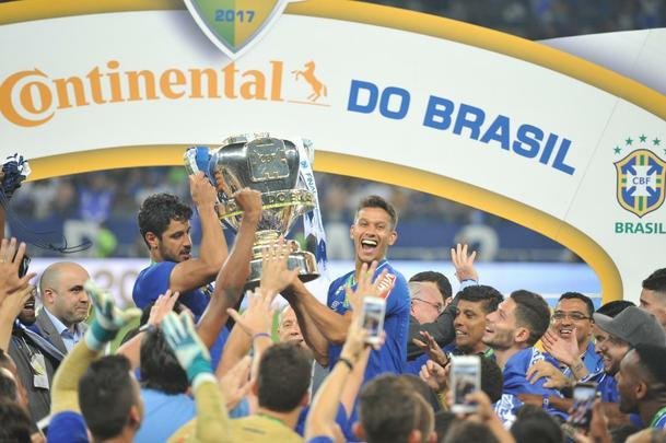 Depois da vitria por 5 a 3 nos pnaltis, que teve Fbio como heri, jogadores e comisso tcnica comemoraram muito no gramado do Mineiro. Capito Henrique ergueu a taa do penta no Gigante