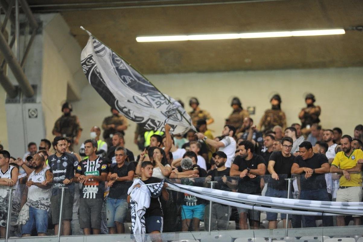 Foto da torcida do Athletic no Mineiro na semifinal do Mineiro diante do Cruzeiro