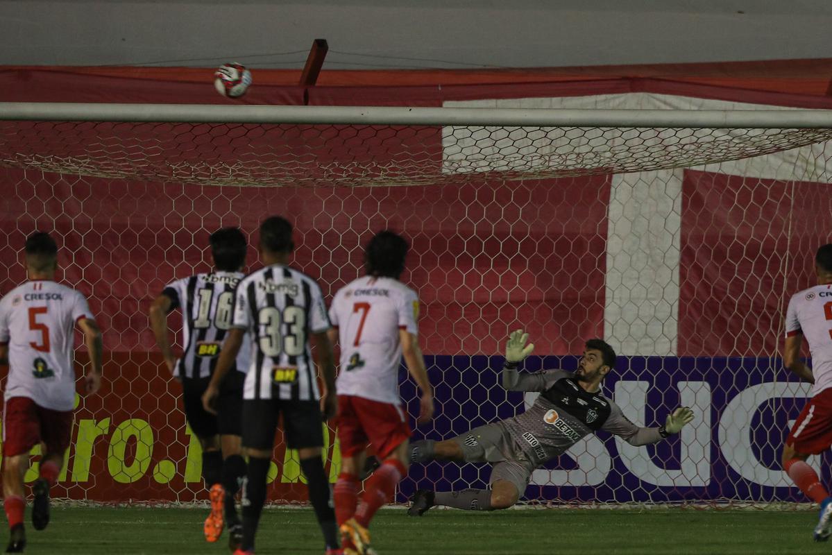 Tombense e Atlético se enfrentaram nesta quinta-feira (4), em partida válida pela 2ª rodada do Campeonato Mineiro. O confronto foi realizado no Estádio Antônio Guimarães de Almeida, em Tombos. No primeiro tempo, uma queda de energia paralisou a partida por cerca de 20 minutos.