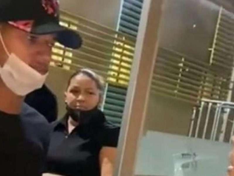 Marrony e Borrero - O atacante Marrony e o meia Borrero, do Atlético, foram flagrados nesta seguda-feira (30) em uma balada em Contagem pela torcida organizada Galoucura, que cobrou os jogadores. O clube alvinegro disse que o assunto vai ser tratado internamente.