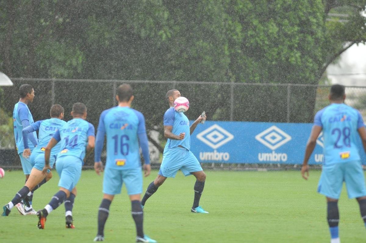 Sob chuva, Cruzeiro treinou na tarde desta sexta-feira na Toca II (Alexandre Guzanshe/EM D.A Press)