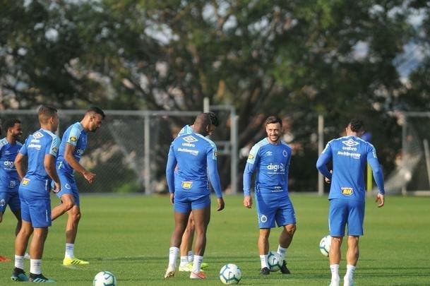 Fotos do primeiro treino de Abel Braga na Toca da Raposa II. Tcnico foi apresentado pelo Cruzeiro neste sbado e dirigir a equipe na segunda, s 20h, diante do Gois, no Serra Dourada, pela 22 rodada do Campeonato Brasileiro