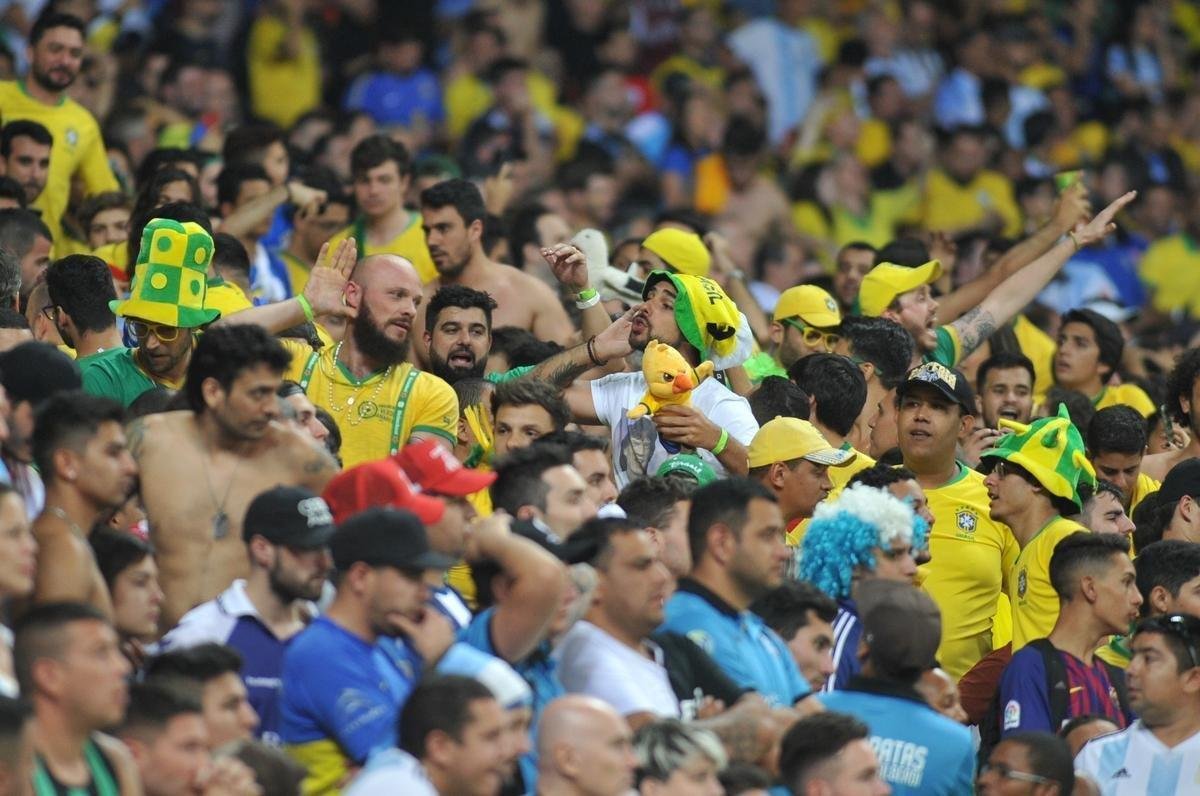Fotos das torcidas de Brasil e Argentina, no Mineiro, no clssico vlido pela semifinal da Copa Amrica