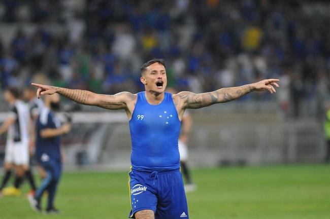 Fotos da grande festa da torcida e do time do Cruzeiro aps a vitria sobre o Operrio, por 1 a 0, que aproximou o time celeste do acesso  Srie A