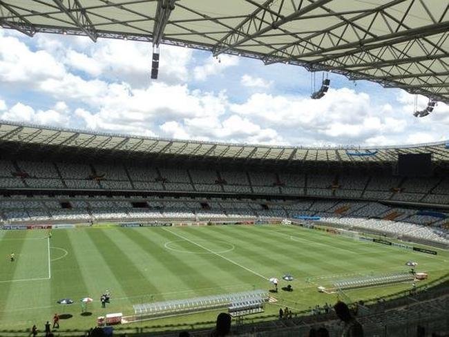 14 horas - Funcionrios da Minas Arena reforam marcaes de cal no gramado depois da forte chuva de sbado