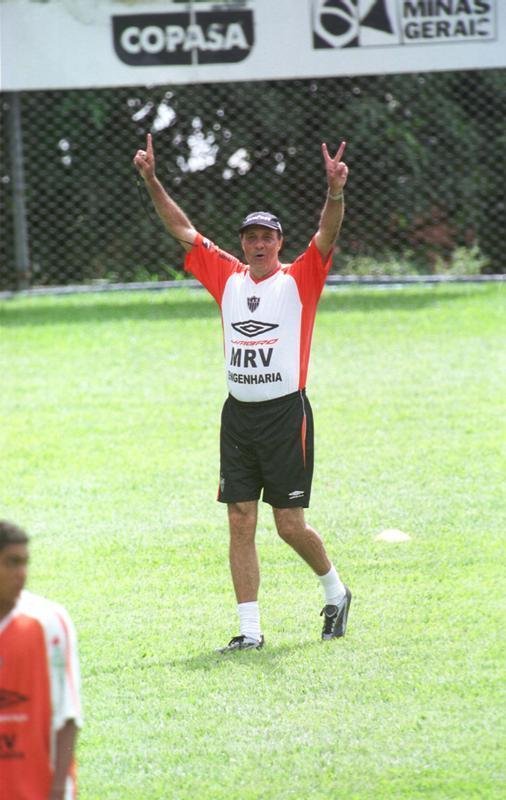 Procpio Cardoso - Procpio Cardoso teve duas passagens pelo Atltico no sculo. Em 2003, foi interino por cinco jogos, na reta final da temporada. Em 2004, assumiu o clube tambm parte final do ano e ganhou a chance de continuidade em 2005, mas foi demitido. No total, foram 24 jogos, com 14 vitrias, trs empates e sete derrotas. No Mineiro de 2005, o Atltico foi eliminado pelo rival Cruzeiro na semifinal.