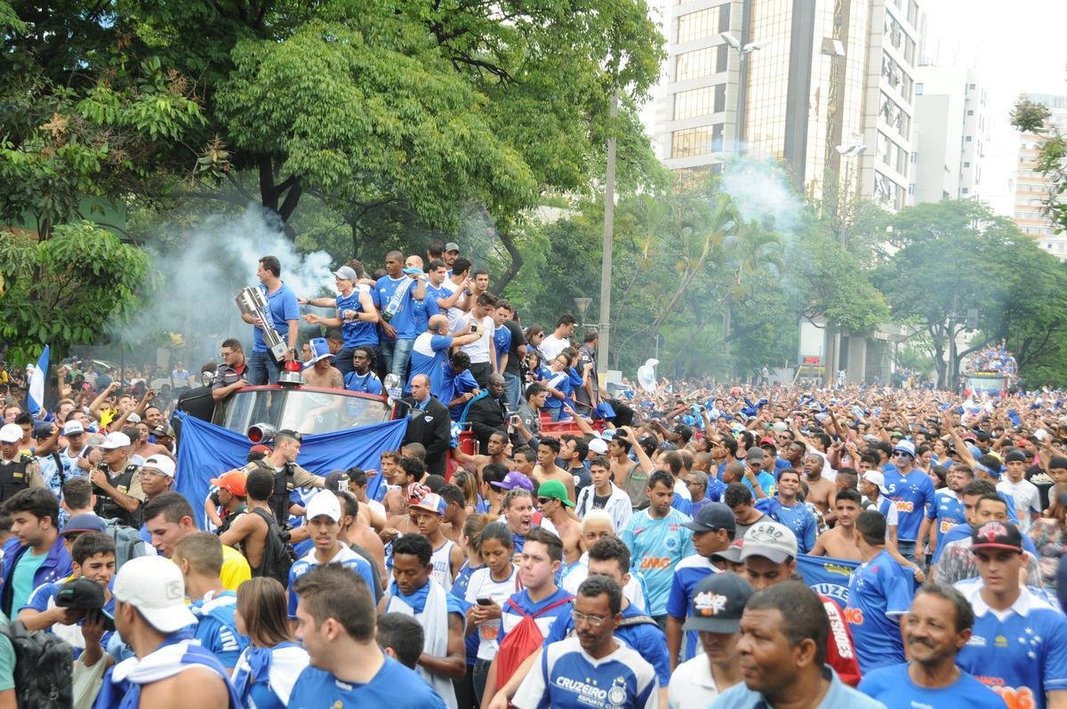 Depois de vencer o Vitria por 3 a 1 no Barrado, em Salvador, na noite de 13 de novembro de 2013, e confirmar o tricampeonato brasileiro, o Cruzeiro desembarcou em Confins numa quinta-feira e foi recebido por milhares de pessoas nas ruas de Belo Horizonte. O elenco desfilou em carro pela Avenida Antnio Carlos, pela Avenida Afonso Pena, no Centro, e foi em direo  sede do Barro Preto. Esta, sem dvida, foi a festa que envolveu o maior nmero de pessoas na capital mineira.