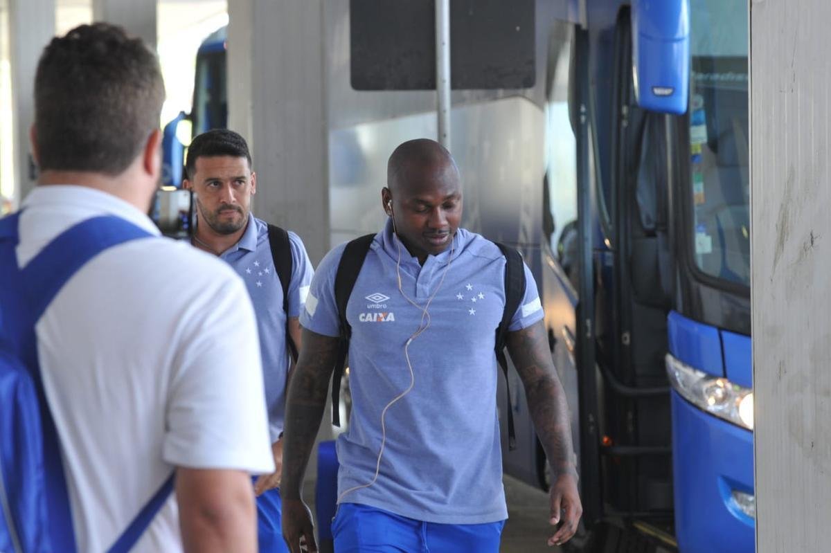 Jogadores do Cruzeiro embarcaram no Aeroporto de Confins, na tarde desta tera-feira, para duelo decisivo contra o Corinthians, em So Paulo, pela final da Copa do Brasil