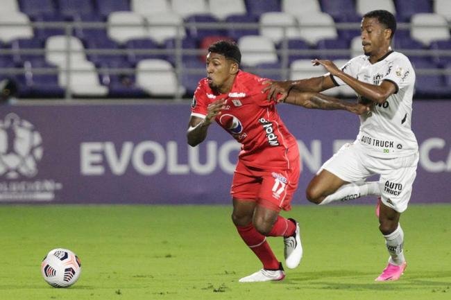Jogo entre Amrica de Cli e Atltico, em Barranquilla, pela Copa Libertadores, teve diversas paralisaes devido aos efeitos do gs de pimenta nos atletas. Protestos do lado de fora do estdio, contra o governo, tiveram consequncias no gramado. 