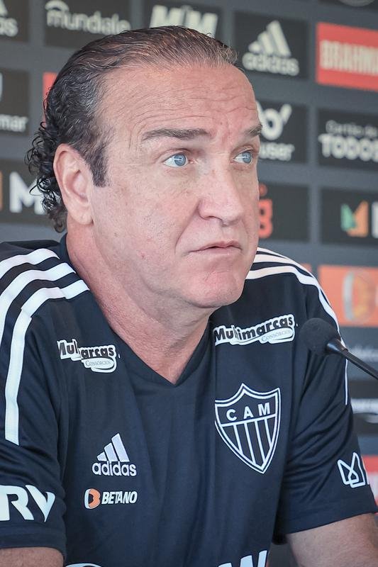 Nesta tera-feira (26), Cuca foi apresentado como treinador do Atltico - pela terceira vez na carreira. Primeiro, foi saudado pelo diretor de futebol Rodrigo Caetano e concedeu entrevista coletiva na sala de imprensa da Cidade do Galo. Depois, comandou o primeiro treino com o elenco no CT, j pensando no confronto contra o Internacional, pelo Campeonato Brasileiro.