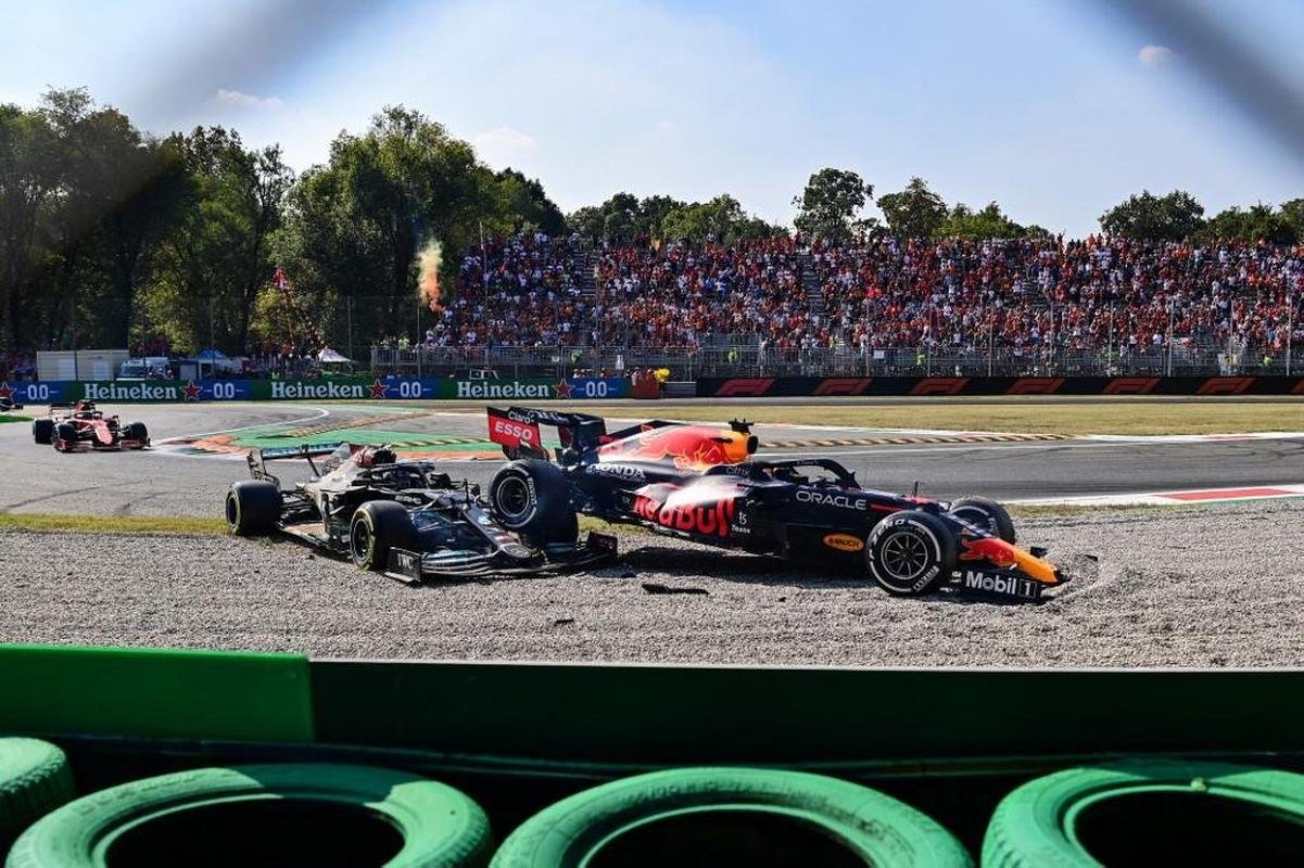 Max Verstappen e Lewis Hamilton se envolveram em batida impressionante no GP da Itlia de Frmula 1