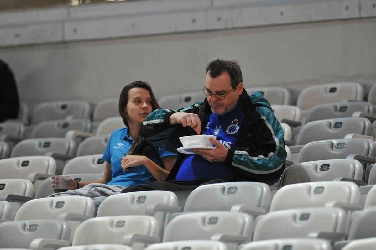 Chegada das torcidas de Cruzeiro e Grmio ao Mineiro para a semifinal da Copa do Brasil