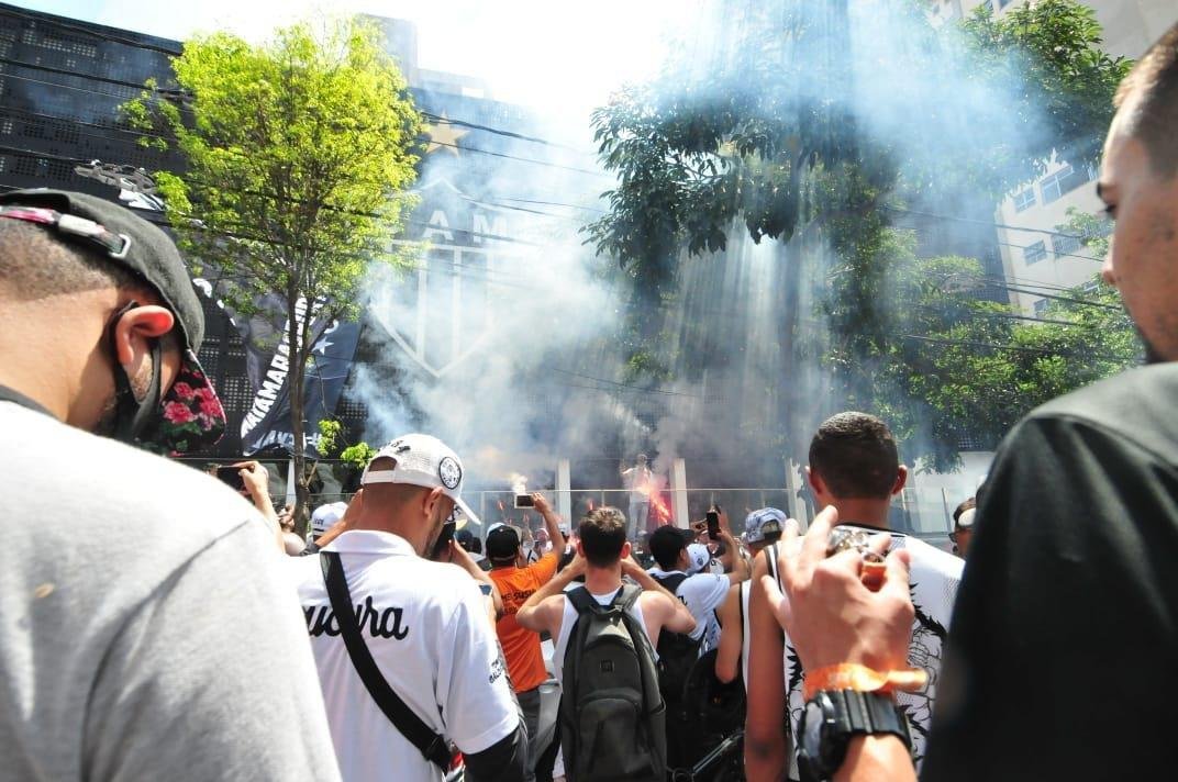 Mais de 300 torcedores do Atltico foram  sede do clube protestar contra a contratao de Thiago Neves