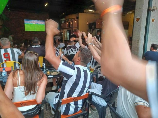 No Bar Devotos, em BH, torcedores do Atltico comemoram o gol de empate marcado por Hulk na final da Supercopa do Brasil, diante do Flamengo: 2 a 2.