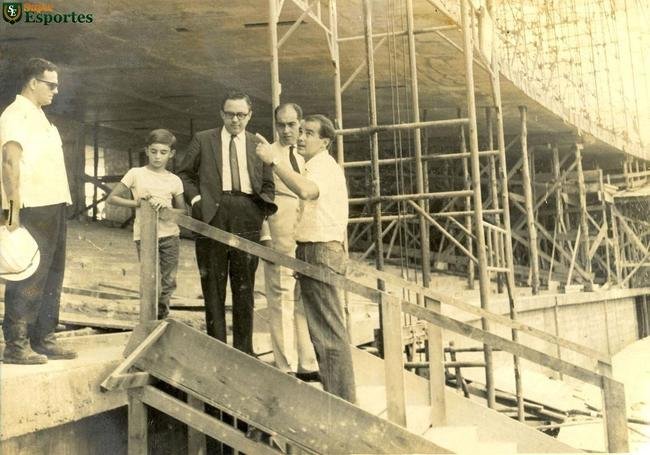 12/01/1965 - O engenheiro Gil Csar Moreira de Abreu,  direita, recebe visitas durante as obras de construo do Mineiro
