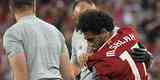 Salah, do Liverpool, sofreu falta de Sergio Ramos, machucou ombro esquerdo e deixou a final no primeiro tempo