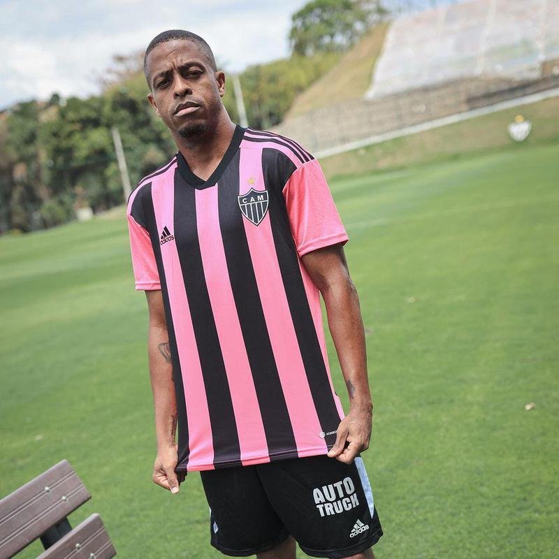 Jogadores do Atltico posam com nova camisa rosa