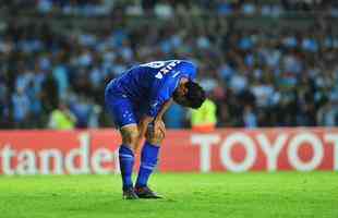 Fotos do primeiro tempo de Racing e Cruzeiro, no El Cilindro, pela Copa Libertadores. Atacante Fred se machucou na panturrilha direita logo no comeo da partida e foi substitudo por Rafael Sobis