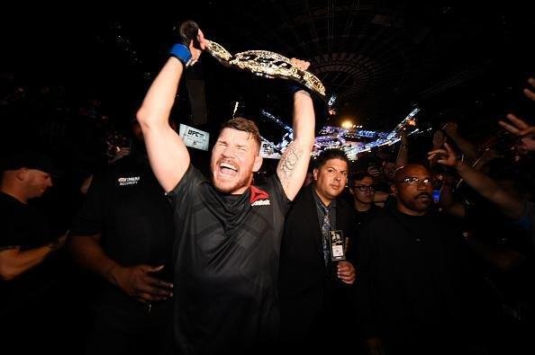 Considerado azarão na luta principal do UFC 199, em Los Angeles, Michael Bisping surpreende Luke Rockhold e conquista o cinturão do peso médio, com nocaute arrasador no primeiro round