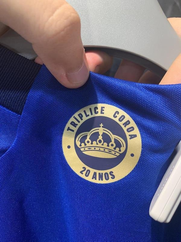 Suposta camisa do Cruzeiro para a prxima temporada teve fotos 'vazadas' nas redes sociais; clube ainda no confirma originalidade da pea.