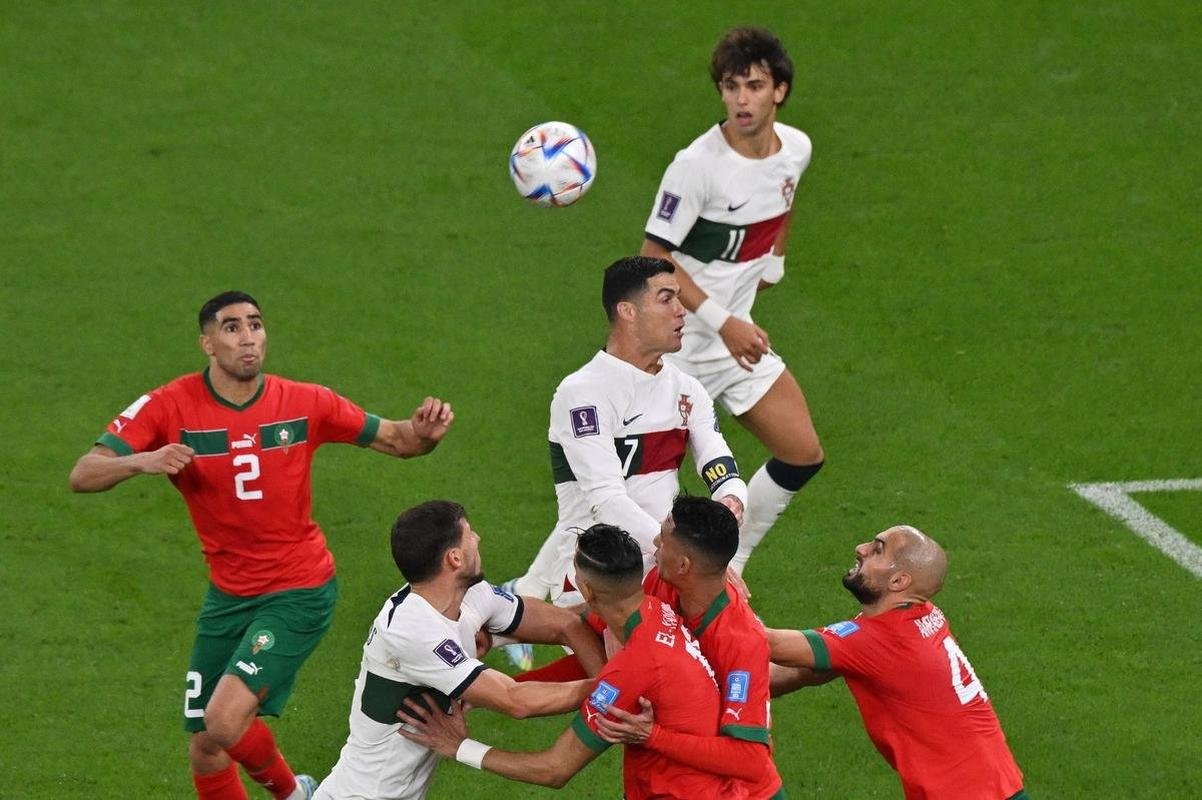Cristiano Ronaldo chorou muito ao deixar o gramado aps a eliminao de Portugal diante de Marrocos