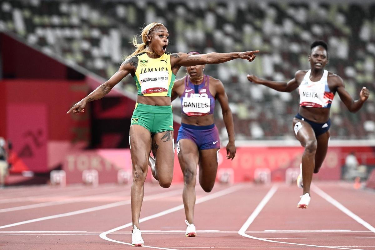 Fotos espetaculares da vitria da jamaicana Elaine Thompson-Herah nos 100m rasos dos Jogos Olmpicos de Tquio com o tempo de 10s61. A velocista quebrou o recorde olmpico e comandou o pdio jamaicano ao lado de Ann Fraser-Pryce, prata, e Shericka Jackson, bronze.