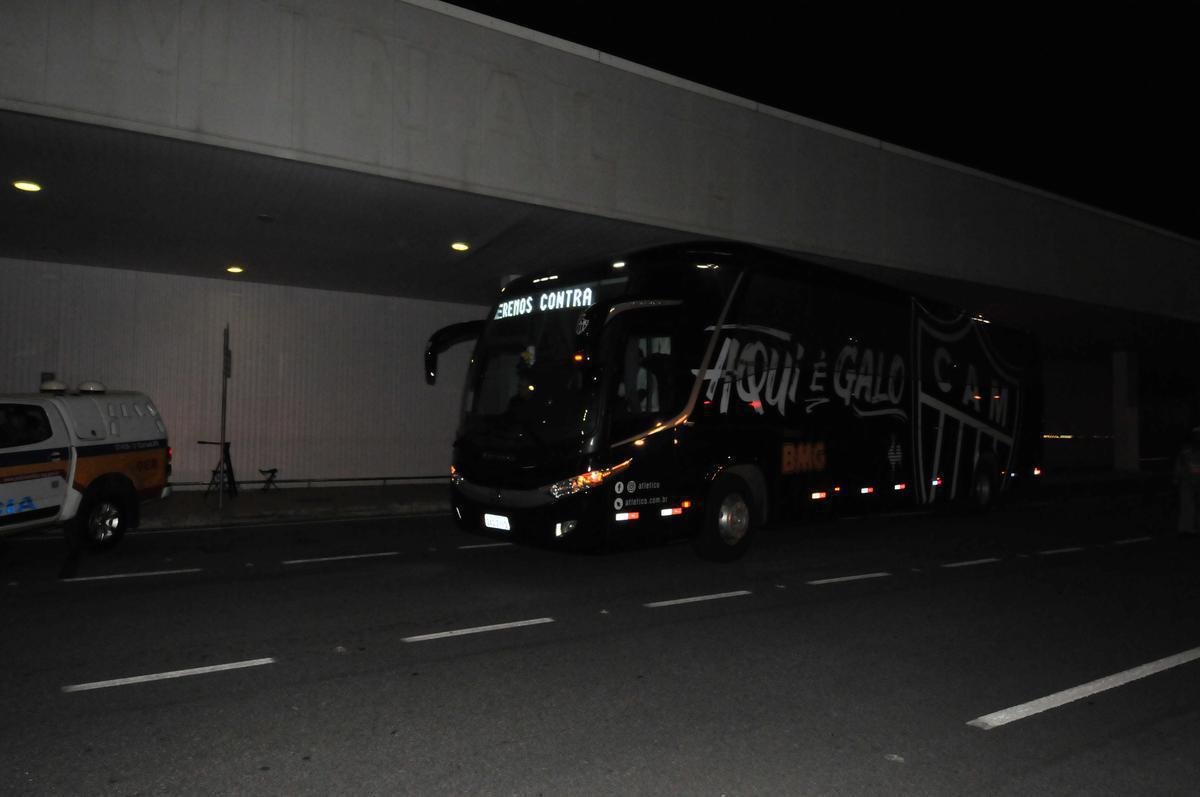 Jogadores do Atltico desembarcaram nesta quinta-feira, em Confins, na Grande Belo Horizonte, aps eliminao vexatria para Afogados-PE na Copa do Brasil. Demitidos, tcnico Rafael Dudamel, diretor de futebol Rui Costa e gerente de futebol Marques estavam junto com a delegao, mas no concederam entrevista.