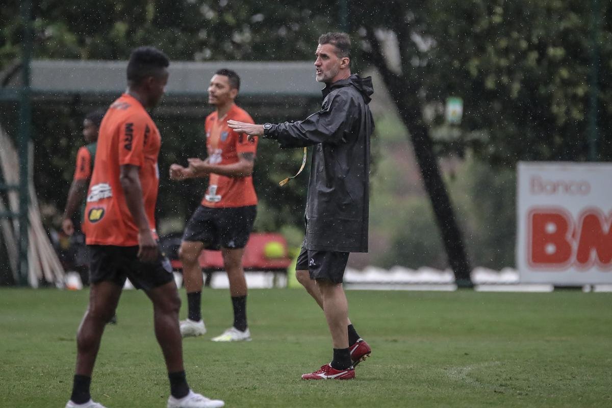 Atltico treina com Victor e Jair em campo; veja fotos