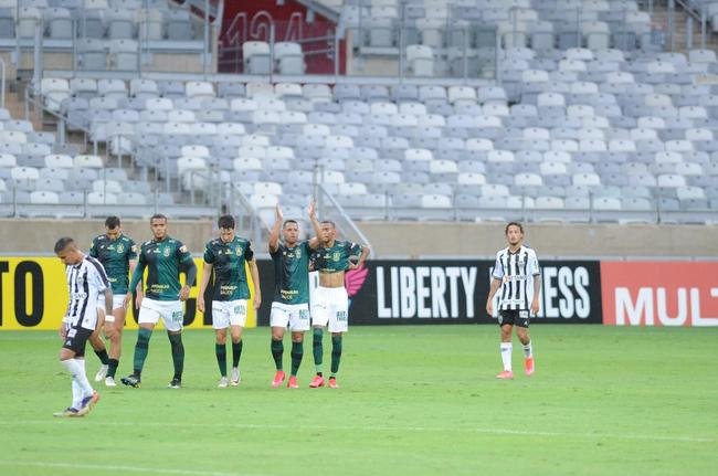 No segundo tempo, Joo Paulo arriscou de longe e marcou um golao para o Amrica: 1 a 1