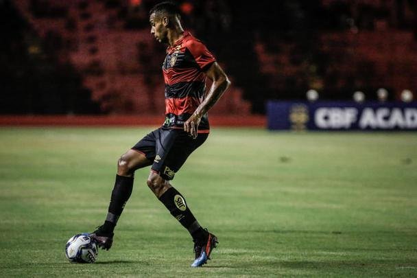O Sport abriu o placar no primeiro tempo com Elton, escolhido pelo técnico Guto Ferreira como titular para a partida.