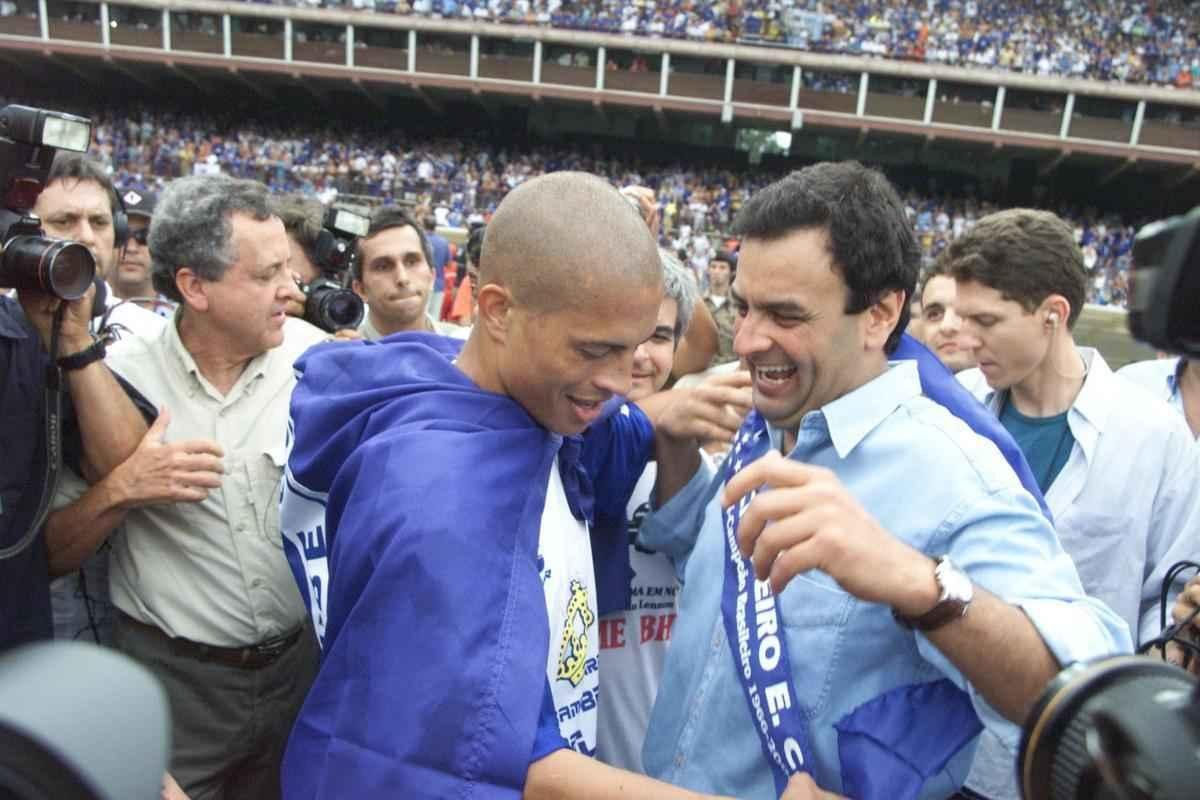 Depois da vitria por 2 a 1 sobre o Paysandu naquele 30 de novembro, no Mineiro, resultado que confirmou o ttulo brasileiro de 2003 com duas rodadas de antecedncia, jogadores do Cruzeiro, comisso tcnica e diretoria promoveram uma grande festa no gramado. Sem a taa oficial da CBF, o elenco deu a volta olmpica com trofus simblicos. Os mais de 75 mil presentes festejaram a indita Trplice Coroa no futebol brasileiro. Antes, o clube celeste j havia conquistado o Campeonato Mineiro de forma invicta e a Copa do Brasil.