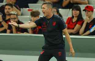 Athletico-PR anunciou o treinador Paulo Turra