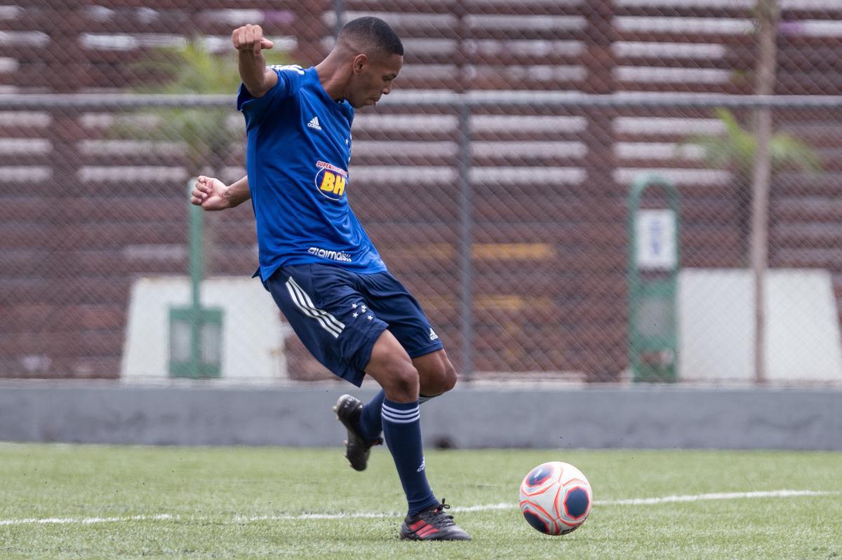Equipe sub-20 do Cruzeiro treinou com novas camisas em preparação para a Copa São Paulo