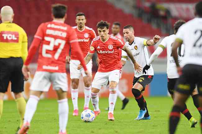 Internacional vence o São Paulo e abre vantagem na final do