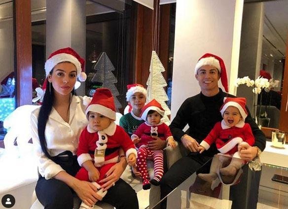 Cristiano Ronaldo postou foto ao lado dos filhos e da esposa