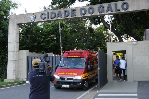 Carro funerrio entra e deixa a Cidade do Galo com o corpo de Bebeto de Freitas