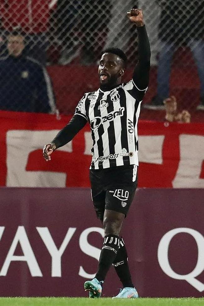 9 - Stiven Mendoza (Cear) - 27 jogos e 12 gols