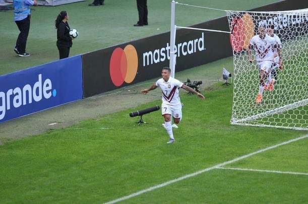 Imagens da partida entre Bolvia e Venezuela